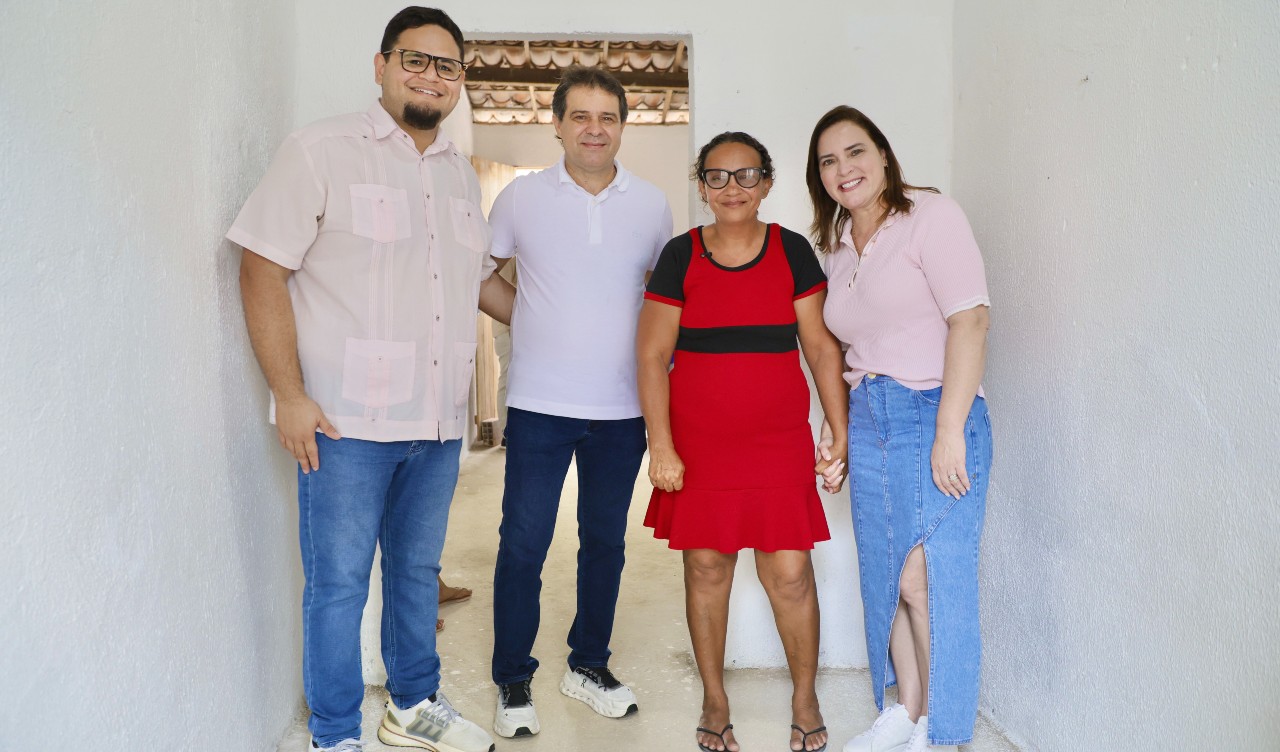 secretário jonas deziderio, prefeito evandro, dona vania e primeira-dama cristiane posam para a foto na sala de dona vania, que está com as paredes brancas